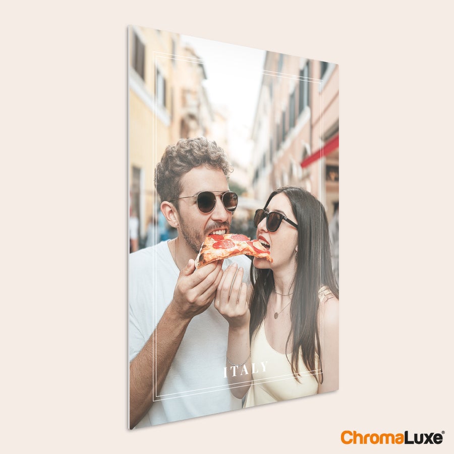 Impression photo sur aluminium Tableau photo personnalisé ChromaLuxe avec un couple mangeant une pizza et le texte ITALY