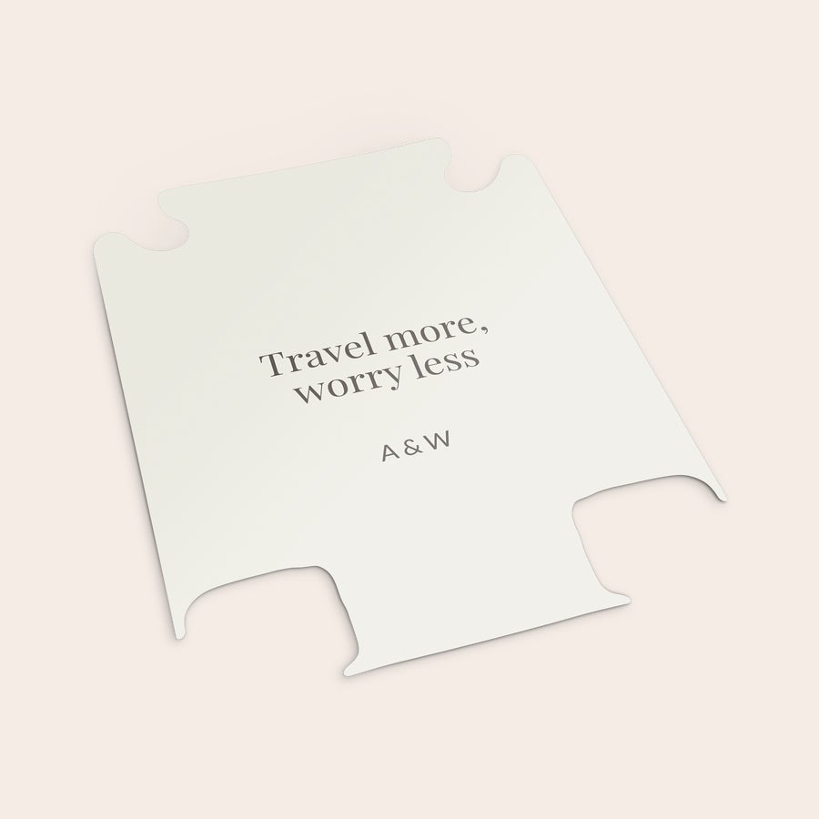 Koffer Extra Inlay Personalisierter Fotokoffer mit austauschbarer Frontverkleidung, bedruckt mit dem Spruch Travel more, worry less und Initialen A&W.