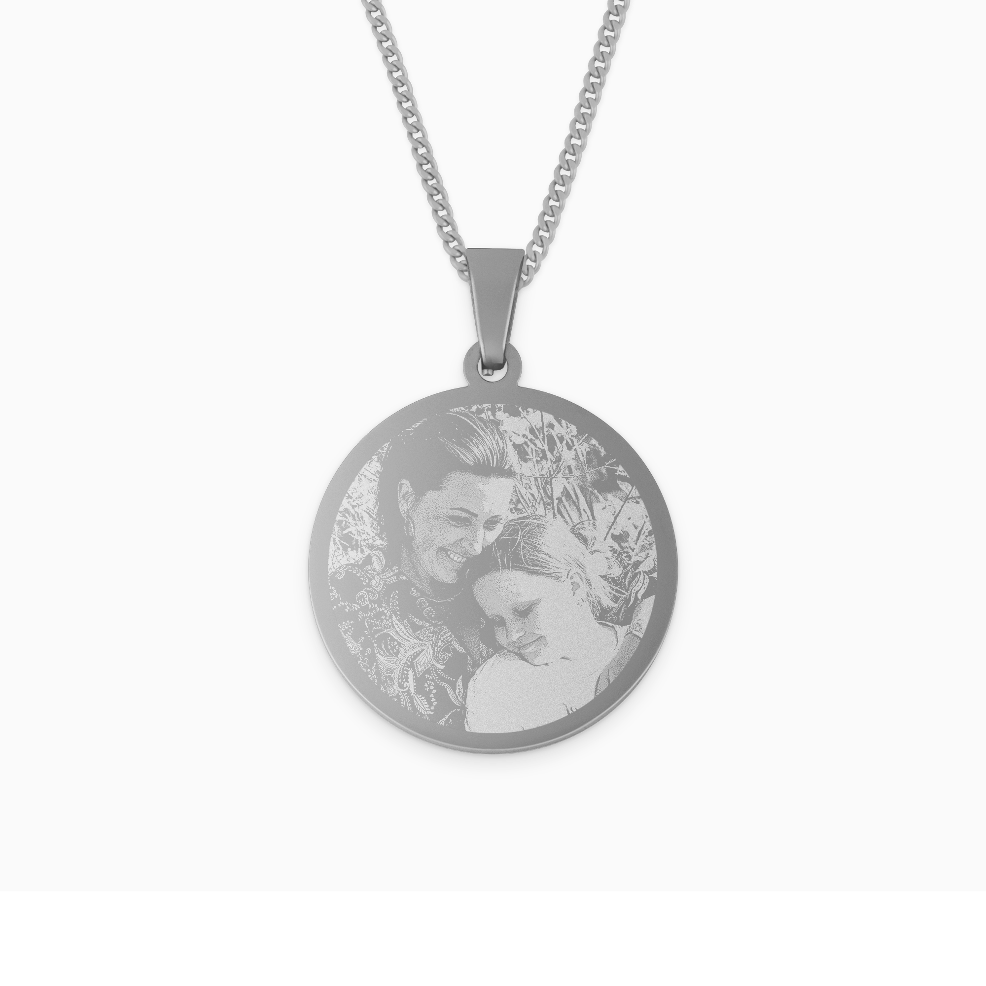 Pendente de ródio redondo gravado com a foto de uma mãe e sua filha, ideal para dar como presente