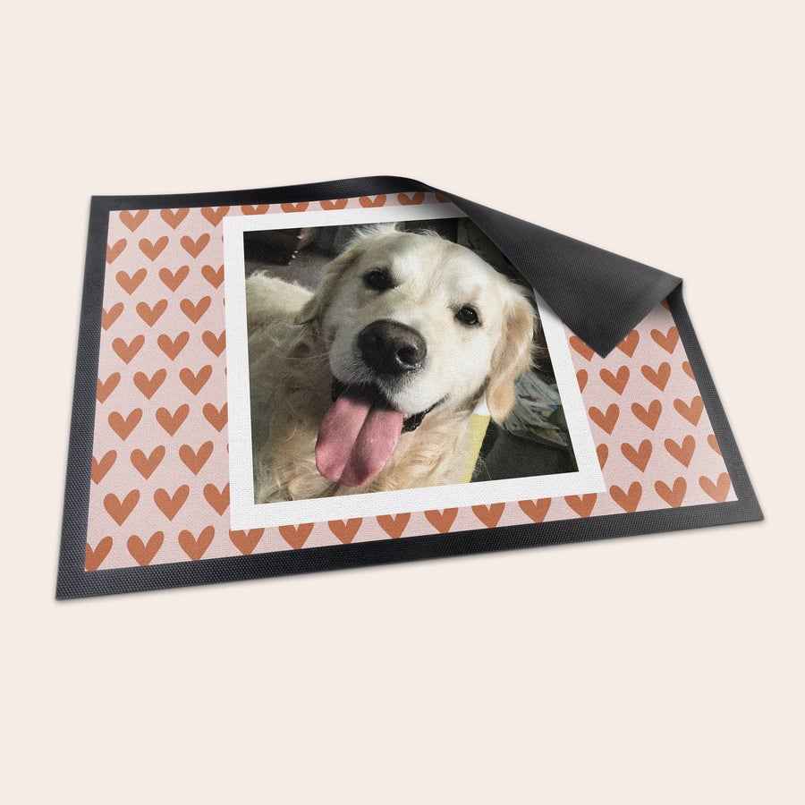 Wycieraczka Personalizowana wycieraczka z nadrukowanym zdjęciem uśmiechniętego psa oraz wzorem w serca