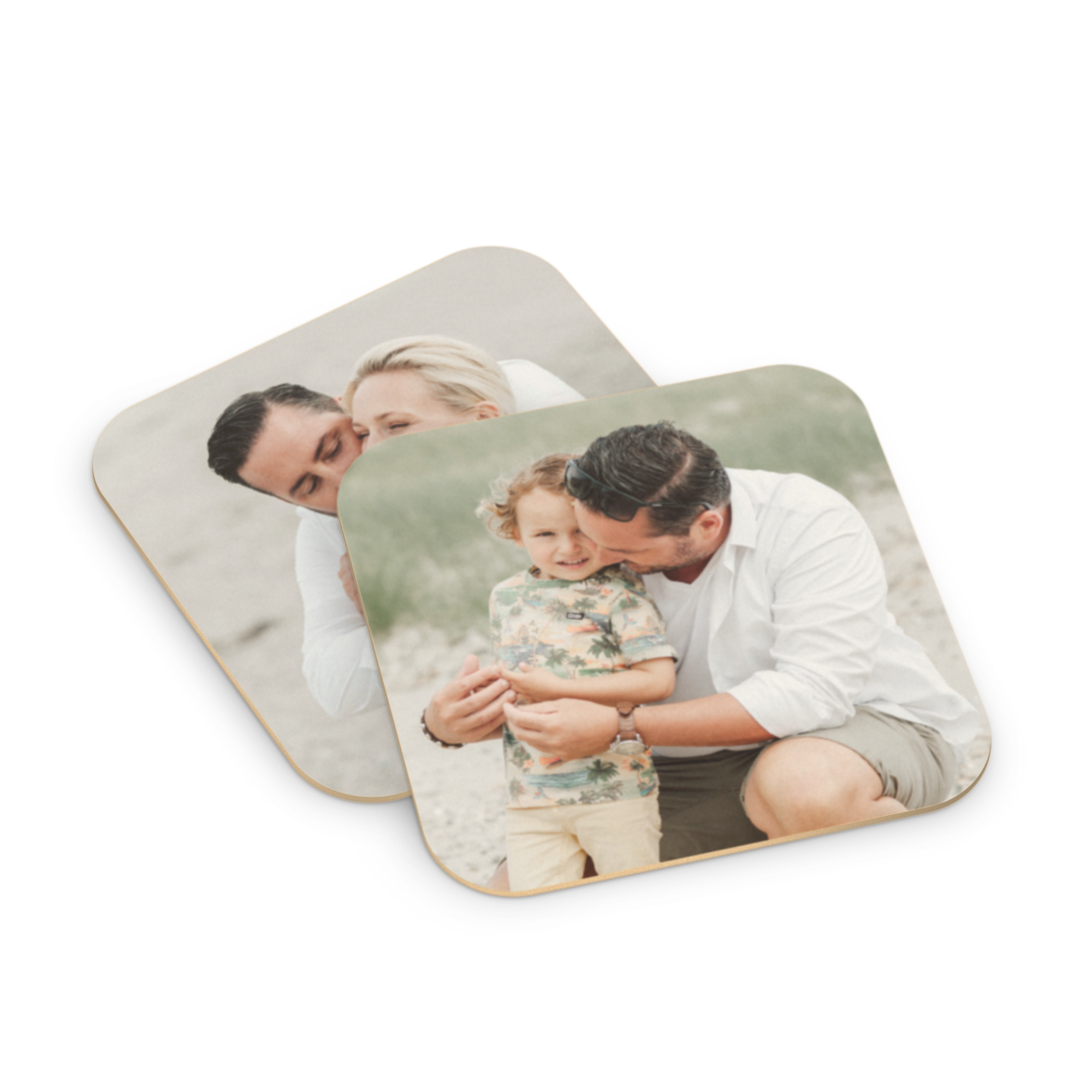To personlige ølbrikker med trykte familiefoto av et par og far med barn.