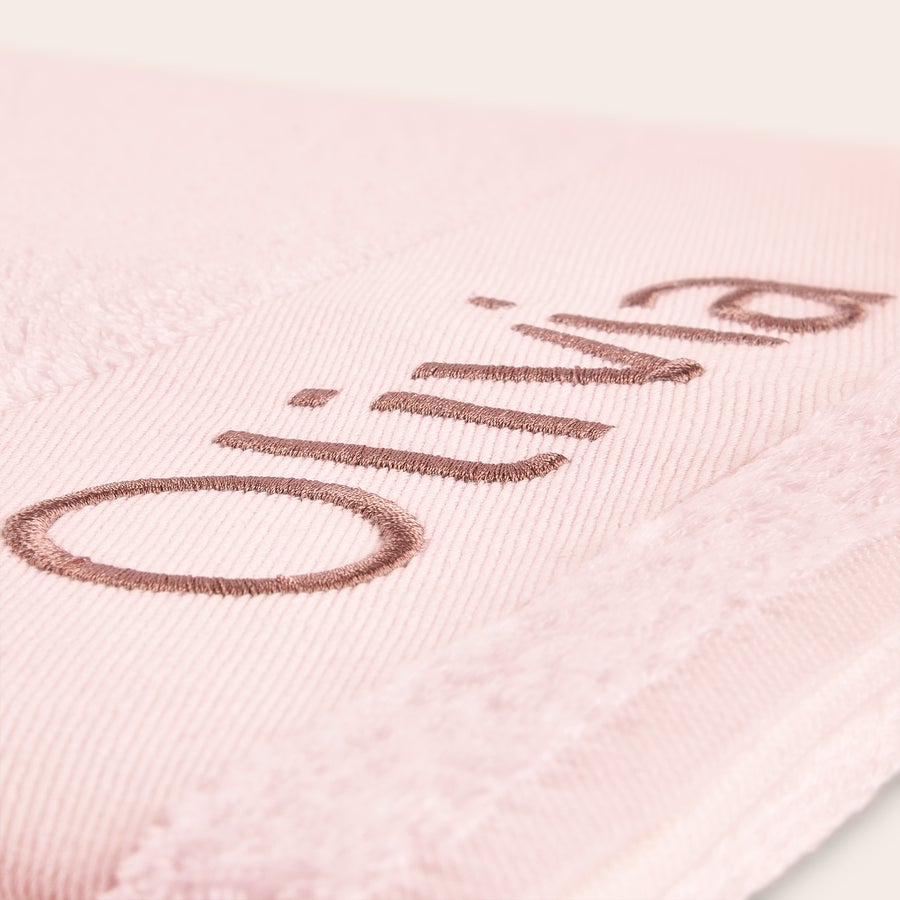 Ručník s textem Růžový ručník s vyšívaným jménem Olivia, pro osobní nádech každého koupání.