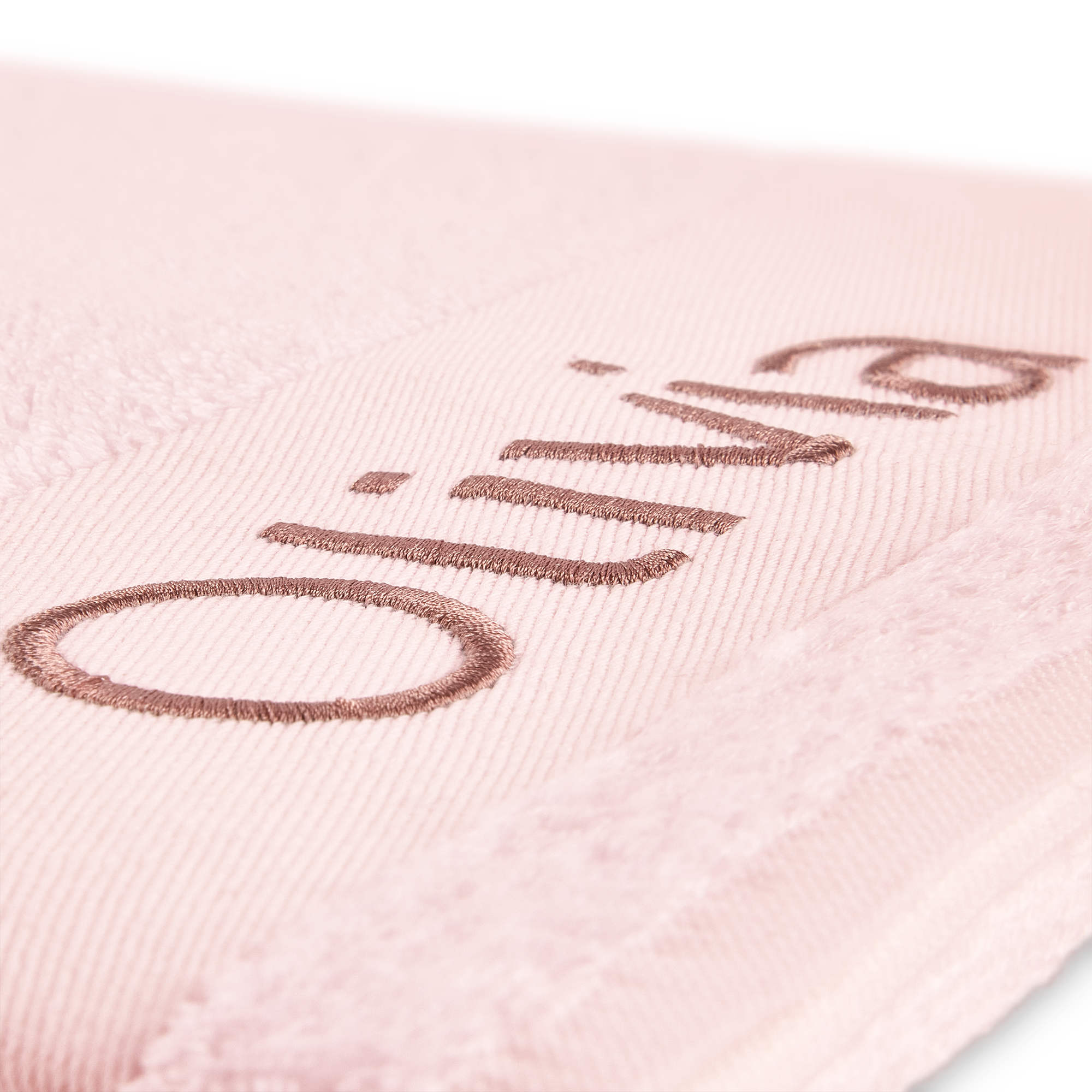 Toalha bordada em rosa com o nome Olivia em castanho, um presente personalizado.