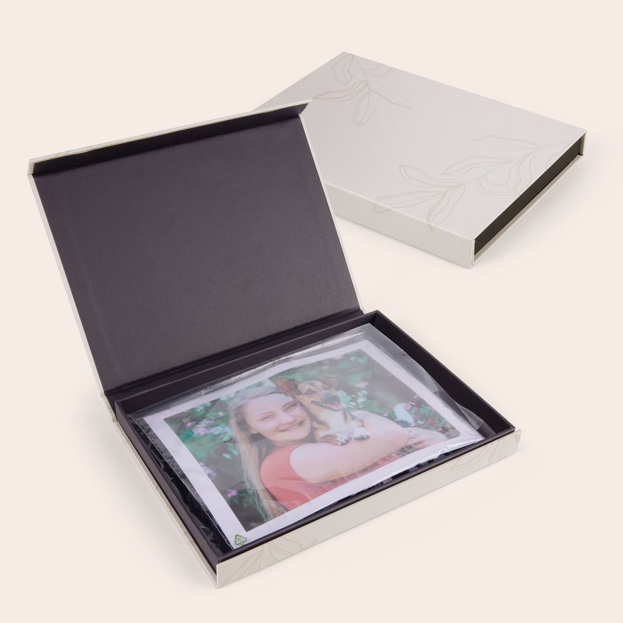 Puzzle Piccolo con Foto Puzzle fotografico personalizzato con foto di una ragazza che abbraccia un cagnolino, confezionato in scatola regalo. Sorprendi i più piccoli della tua vita con un puzzle fotografico unico