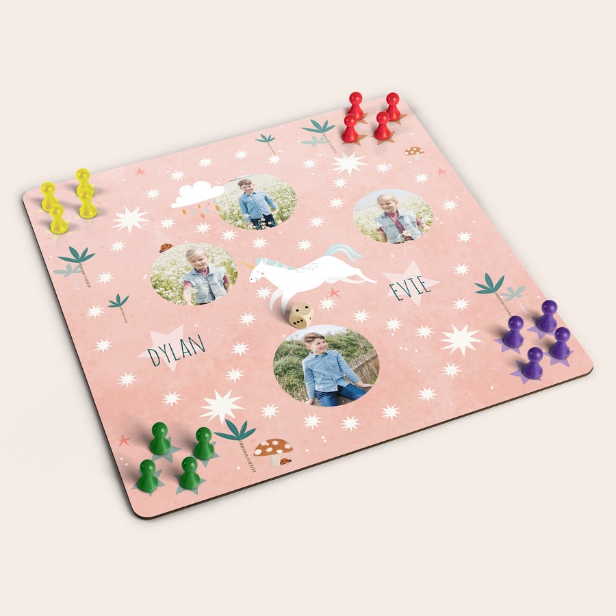 Gioco da tavolo per famiglie personalizzato Gioco da tavolo per famiglie personalizzato con foto di bambini e nomi stampati su sfondo rosa