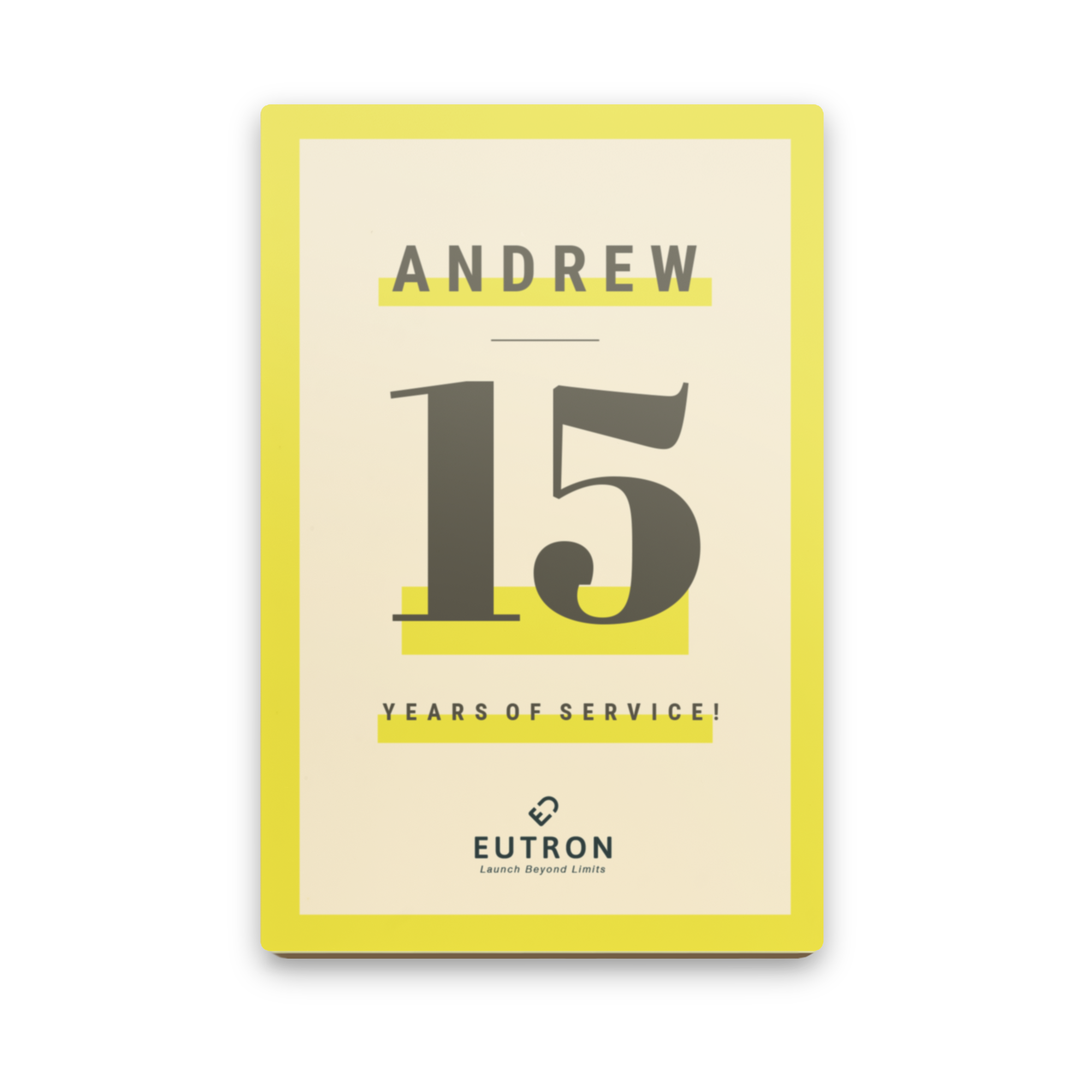 Carta de chocolate personalizada con "ANDREW 15 YEARS OF SERVICE!" impreso en blanco y amarillo.
