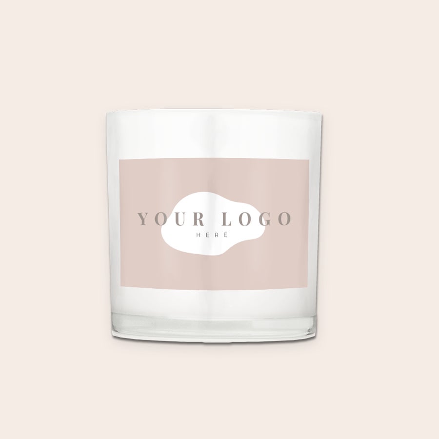 Glaslysestage En personlig lysestage af glas med en printet lyserød etiket, der kan tilpasses med navn eller tekst.