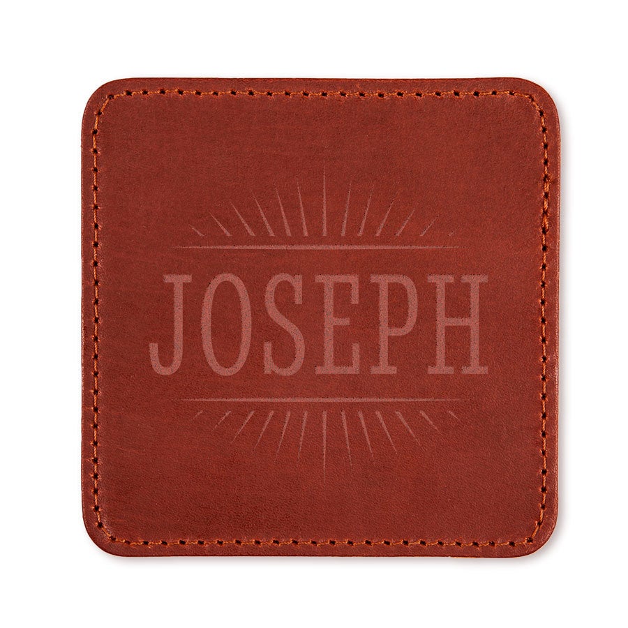Posavasos de cuero grabado con el nombre JOSEPH en diseño de rayos, para mantener cualquier superficie perfecta.
