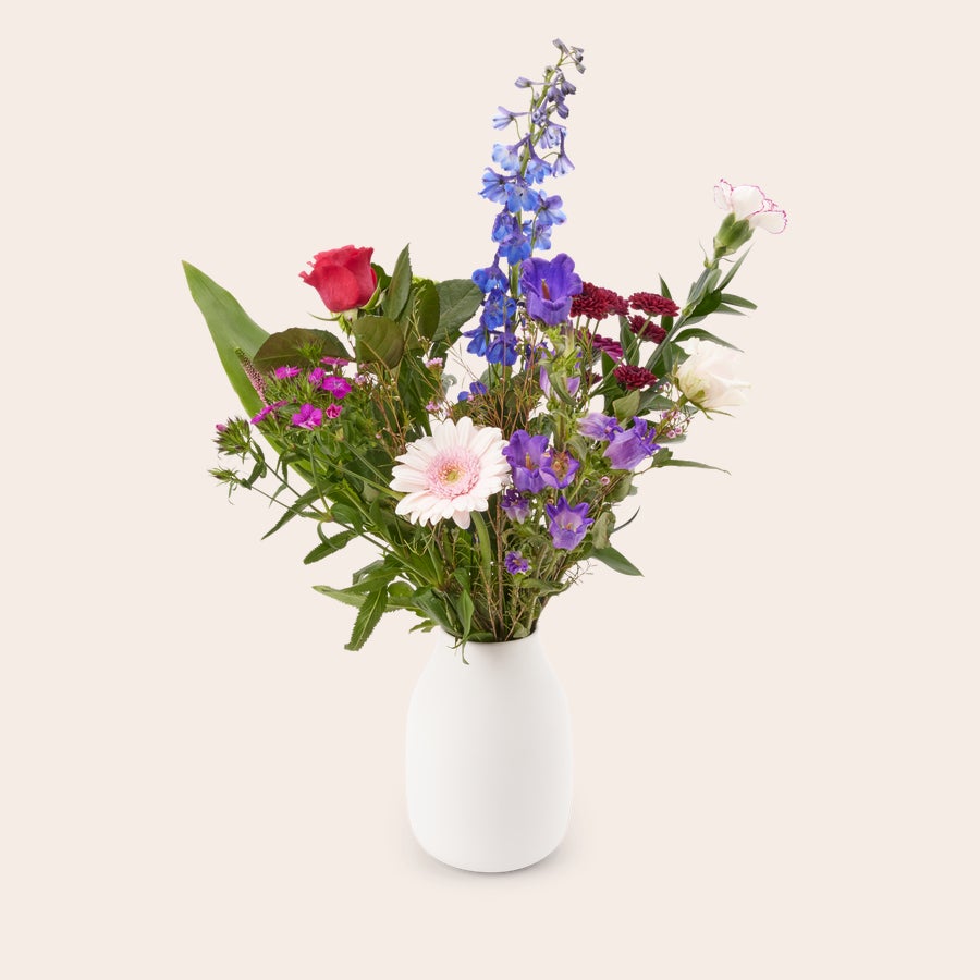 Bloemen - Natuurlijk plukboeket Natuurlijk plukboeket met rode roos, paarse bloemen en roze gerbera voor een gratis cadeaukaartje
