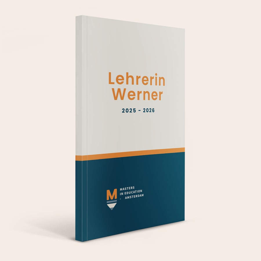 Schülerkalender selbst gestalten 2025-2026 Personalisierter Schülerkalender 2025/2026, bedruckt mit dem Text Lehrerin Werner und einem blauen Design.