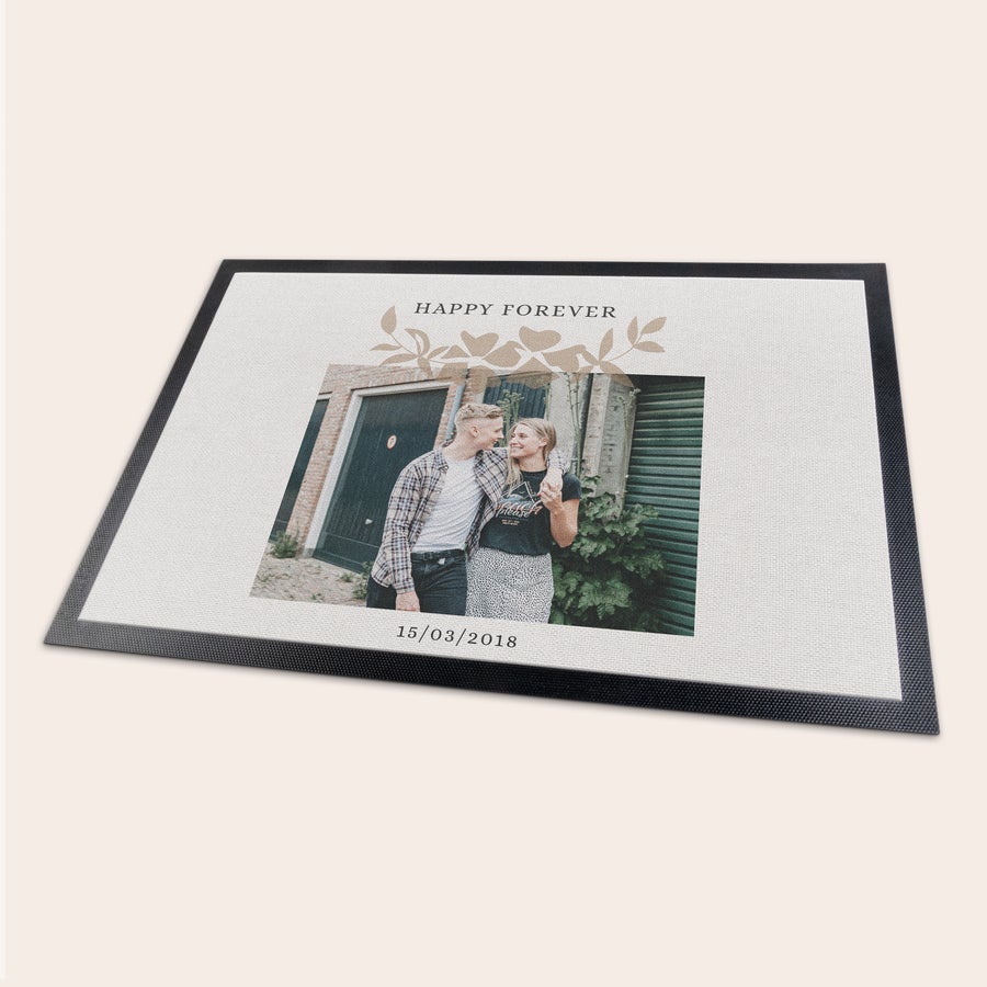 Capacho Tapete de entrada personalizado com foto de casal, texto Happy Forever e data 15/03/2018.