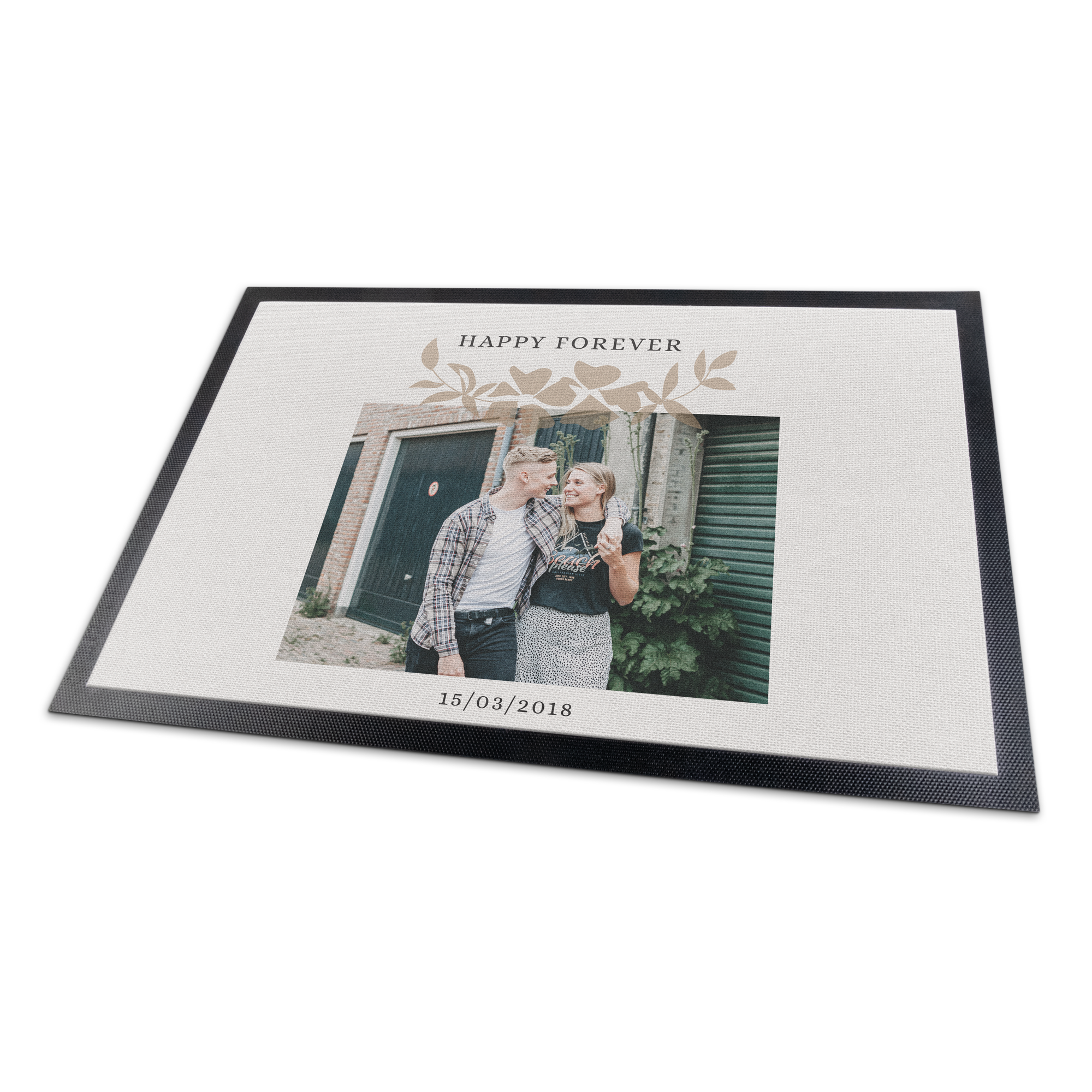 Personalizowana wycieraczka z nadrukowanym zdjęciem pary, datą 15/03/2018 i napisem HAPPY FOREVER.