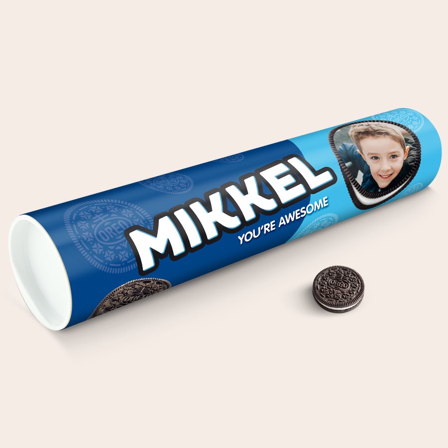 Mega Oreo Gave med navn og billede Mega Oreo gaverulle med personligt foto og navn Mikkel, teksten You're awesome og en Oreo småkage.