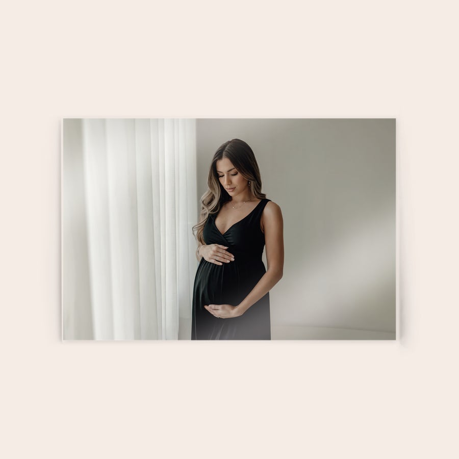 Tableau photo plexiglas Photo personnalisée sur plexiglas dune femme enceinte en robe noire, le ventre arrondi. Originalité et éclat.