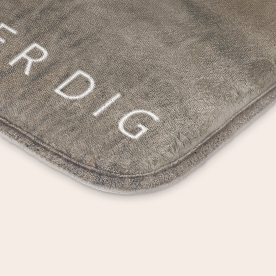 Personlig bademåtte - 70 x 50 cm Grå personlig bademåtte med hvid tekst "ER DIG" skrevet på, forvandl ethvert badeværelse til et personligt fristed.