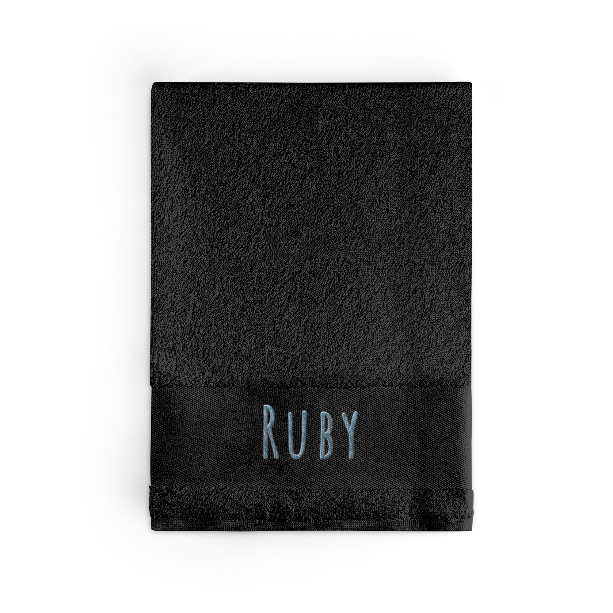 Črna personalizirana brisača z izvezenim imenom Ruby v modri barvi.