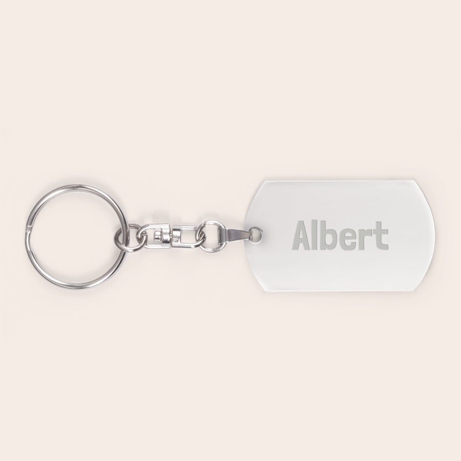 Kaiverrettu avaimenperä - Valokuva Valkoinen koiran tunniste avaimenperä nimellä 'Albert' kaiverrettuna, jotta et koskaan menetä avaimia uudestaan.