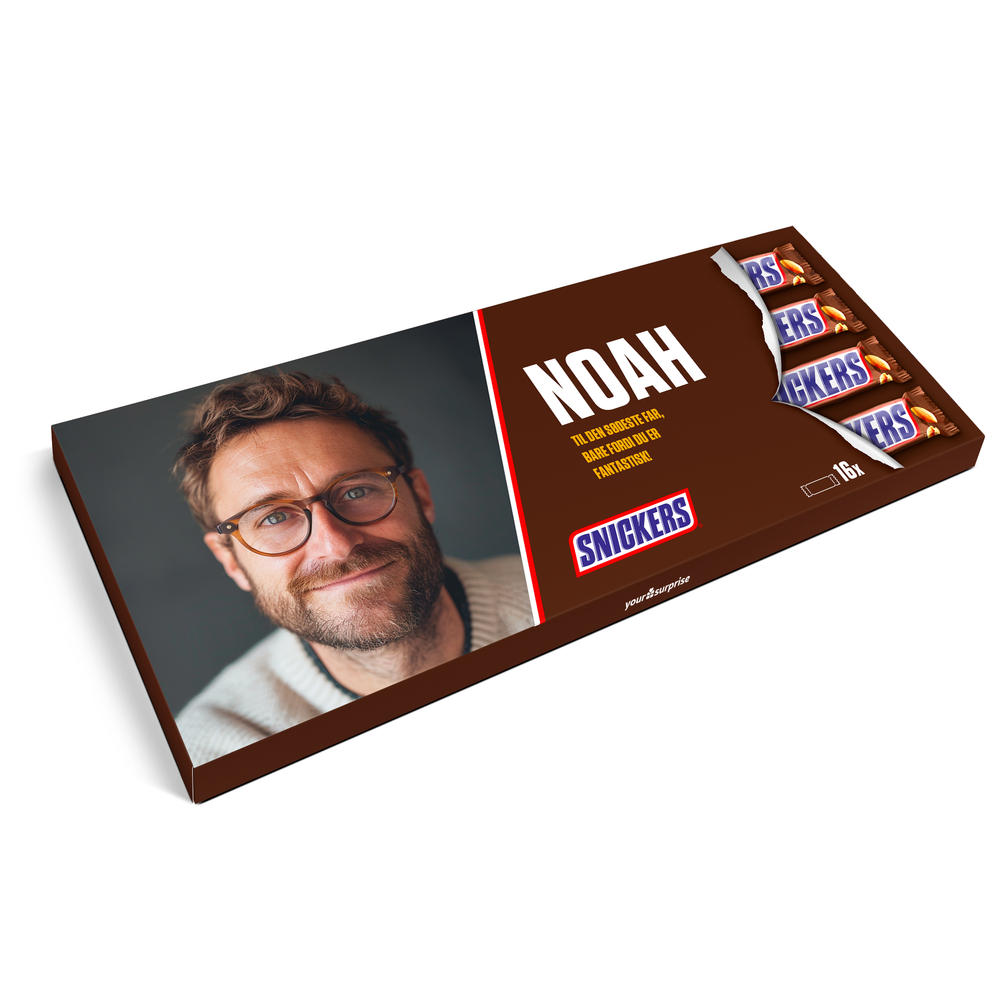Mega Snickers med foto og teksten "NOAH til den sødeste far" trykt på pakken. Denne personlige Mega Snickers er den største overraskelse.