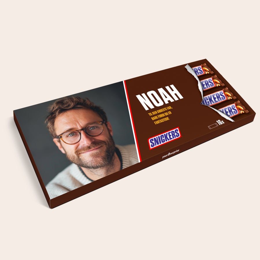 Mega Snickers Chokolade med navn og billede Mega Snickers med foto og teksten "NOAH til den sødeste far" trykt på pakken. Denne personlige Mega Snickers er den største overraskelse.