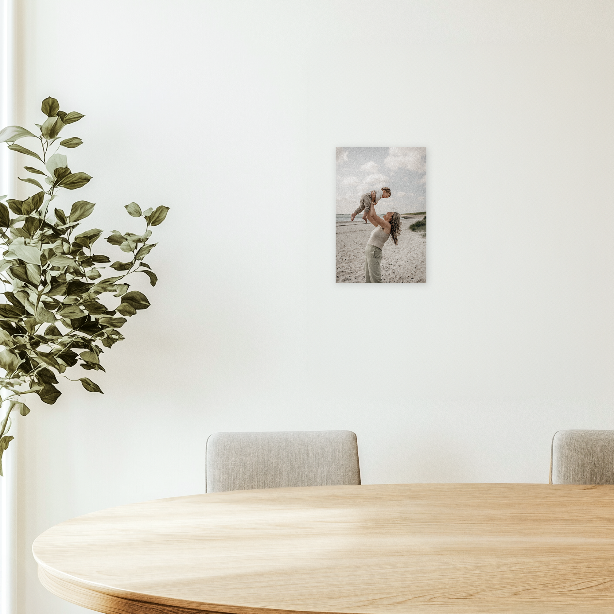Witte forex foto van een vrouw met baby op strand, gedrukt met eigen foto als persoonlijke wanddecoratie.
