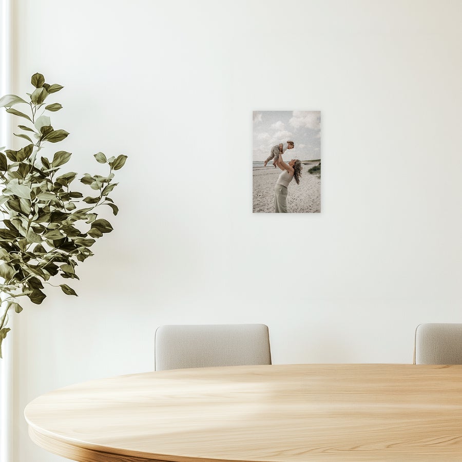 Foto på skumplate Personlig bilde på forex med trykt bilde av en mor som holder barnet sitt på stranden, en flott dekorasjon.