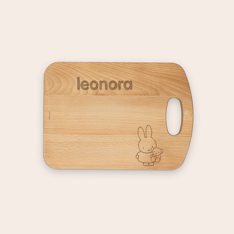 Personligt træ skærebræt Et indgraveret skærebræt af træ med navnet Leonora og kaninmotiv, personaliseret med lasergravering.