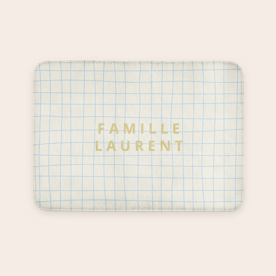 Tapis de bain personnalisé - 70 x 50 cm Tapis de bain personnalisé blanc à carreaux bleus imprimé Famille Laurent transformez votre salle de bain en havre de paix