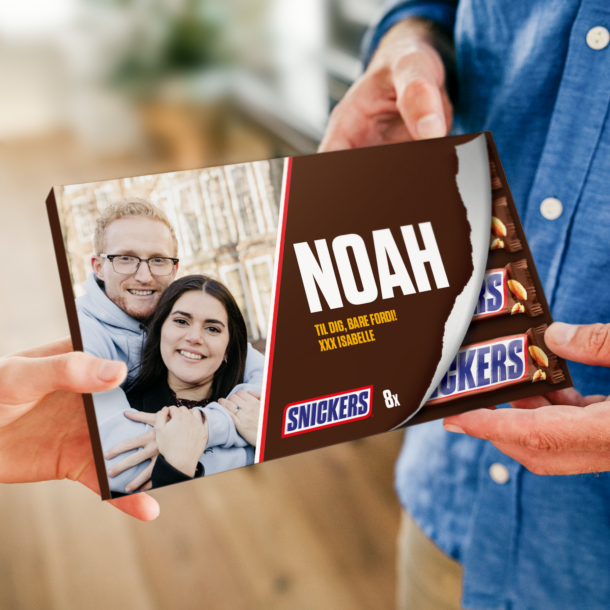 Snickers chokolader i gaveæske med navn og billede, inkl. personligt foto og teksten "NOAH" trykt på æsken.