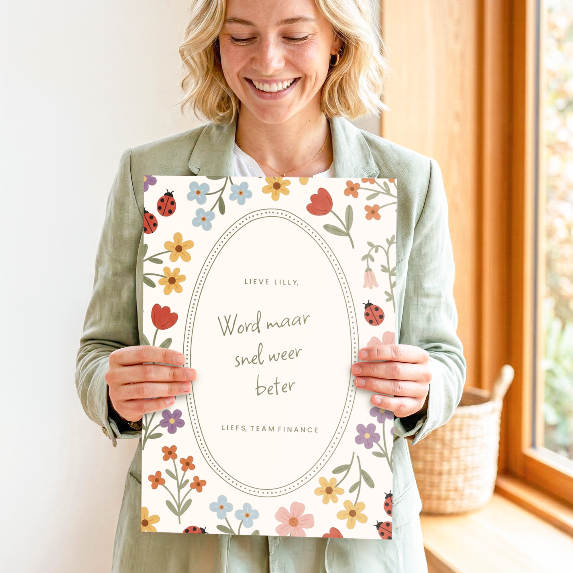 Gepersonaliseerde beterschapskaart met bloemen, lieveheersbeestjes en de gedrukte tekst Lieve Lilly, word maar snel weer beter. Test deze kaart als uniek geschenk.