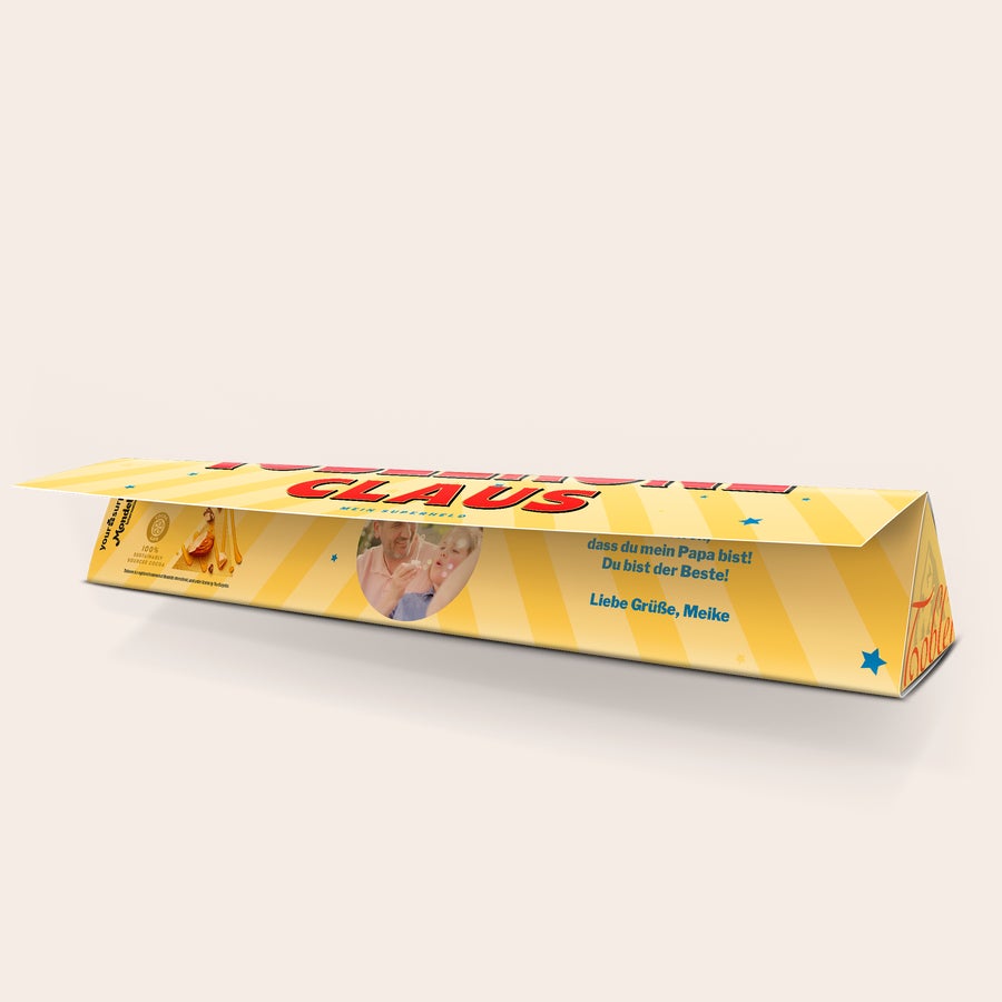 Toblerone Best Dad Personalisieren Personalisierte Toblerone Schokolade zum Vatertag, bedruckt mit "Claus mein Superheld", einem Foto und der Nachricht "dass du mein Papa bist! Du bist der Beste! Liebe Grüße, Meike".