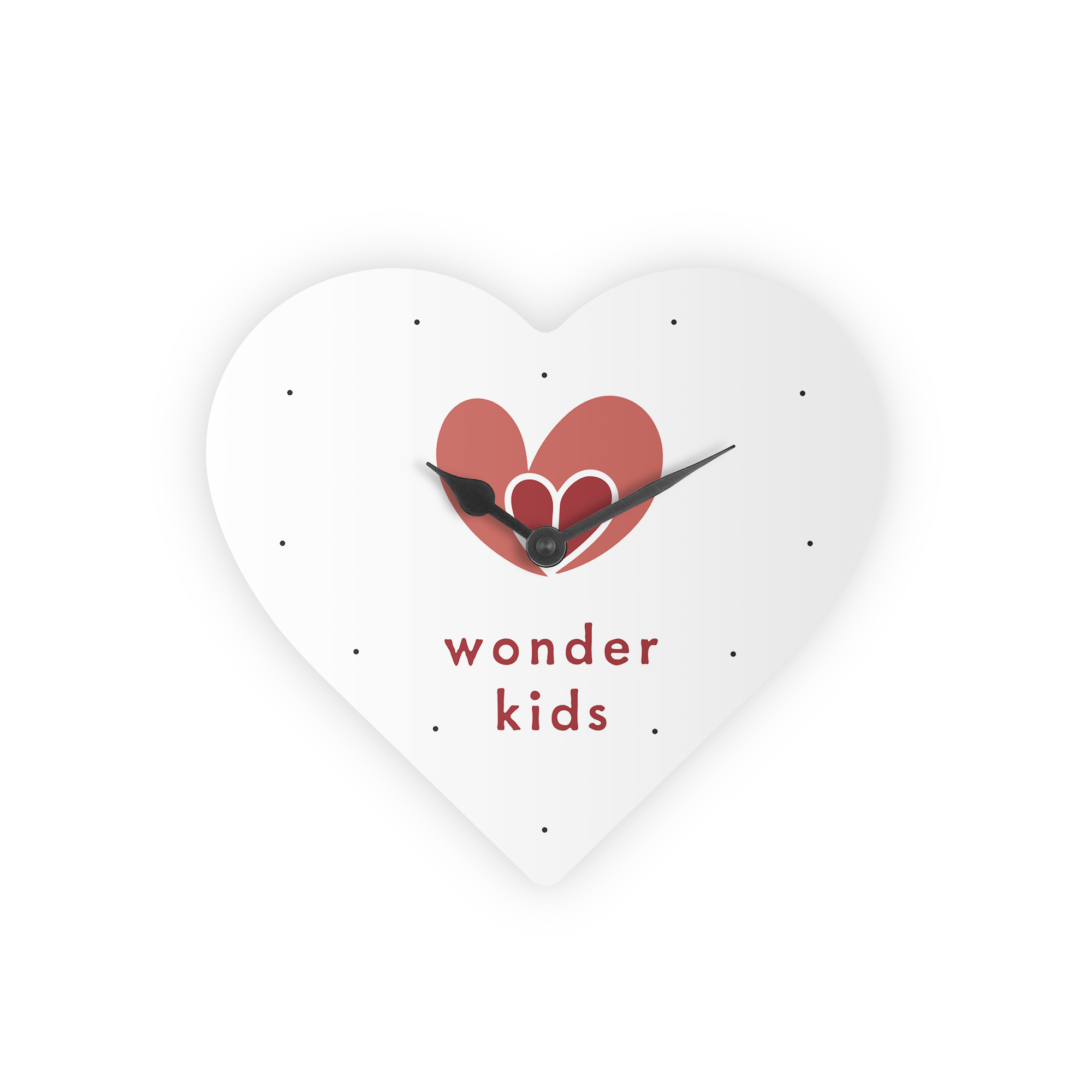 Hjärtaformad väggklocka i vitt med svarta visare och personligt tryck av hjärtan och texten "wonder kids" för en personlig klocka