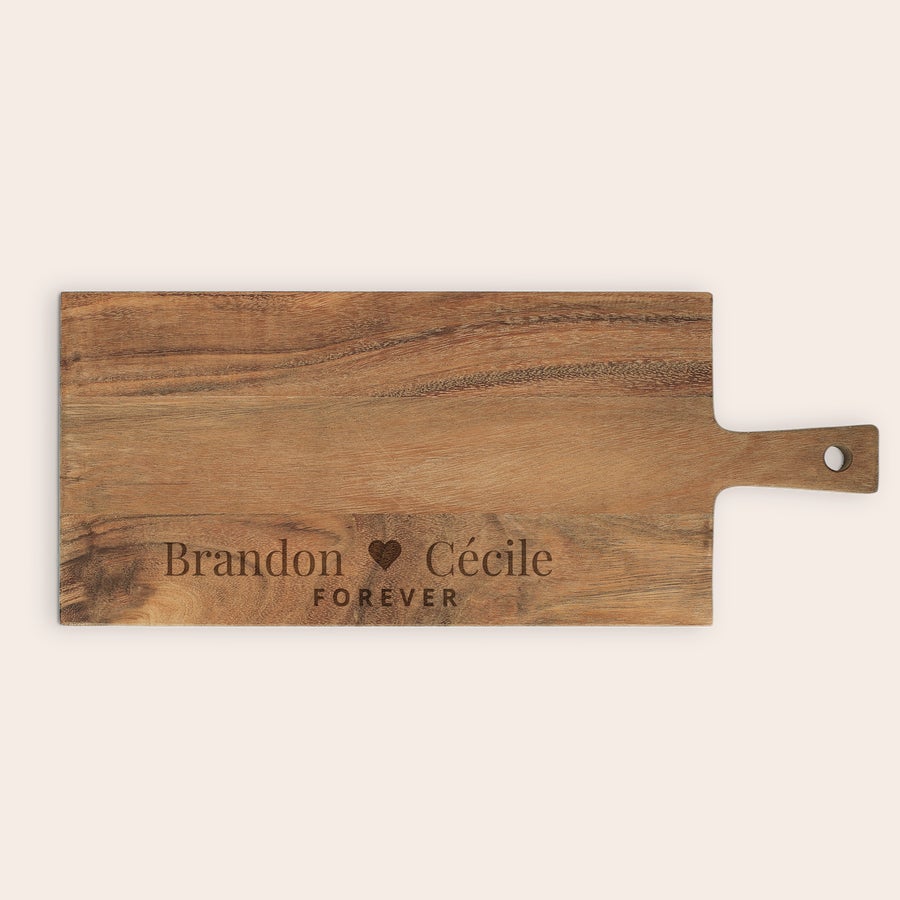 Planche apéro personnalisée Plateau de service en bois personnalisé gravé avec les prénoms Brandon et Cécile, et le mot FOREVER.