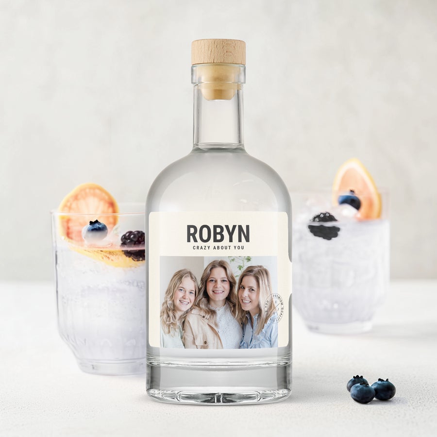 YourSurprise gin Személyre szabott üveg gin ROBYN felirattal és három nő fotójával, egyedi ajándék.