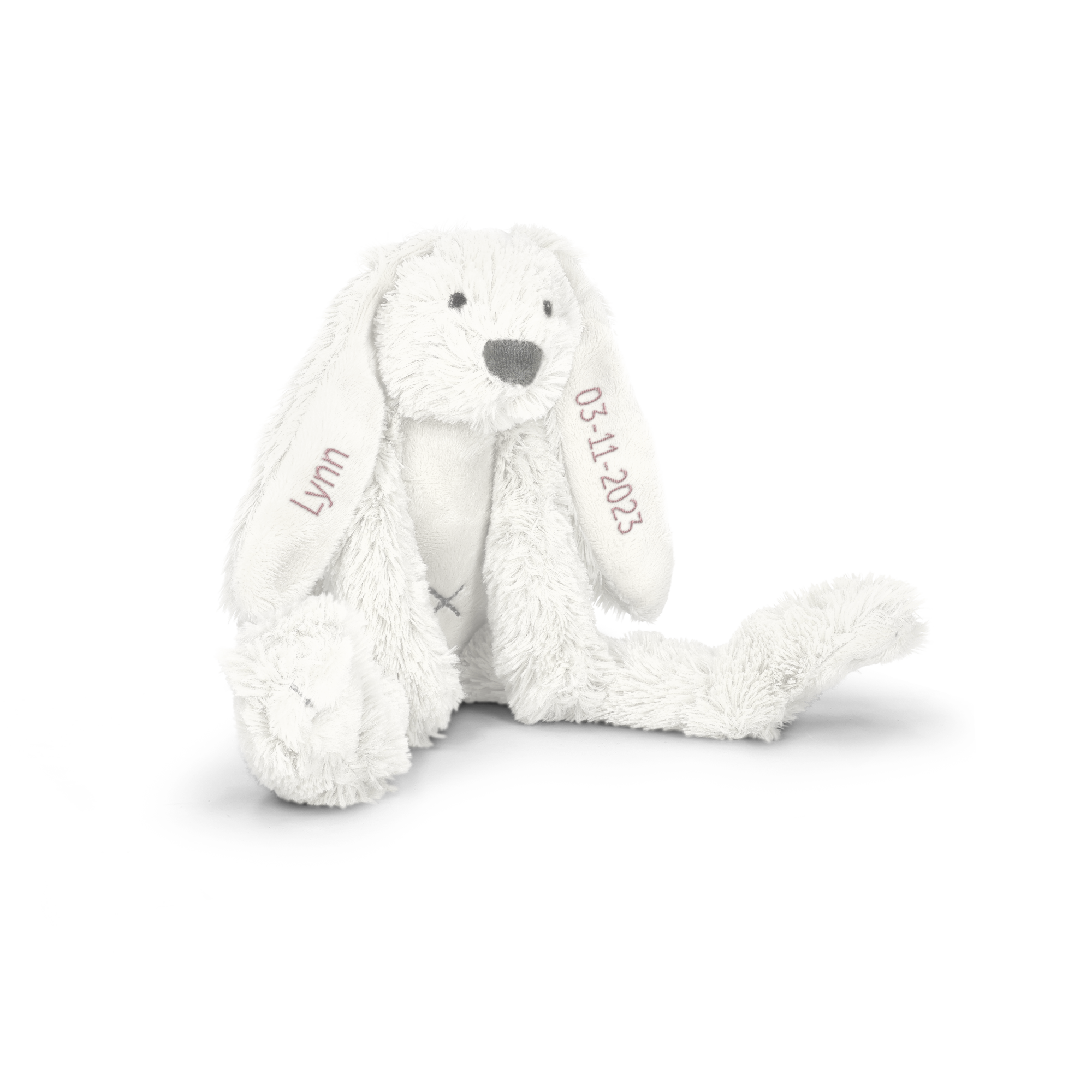 Weißes Kuschelkaninchen mit dem Namen Lynn auf dem linken Ohr und 03-11-2023 auf dem rechten Ohr bestickt