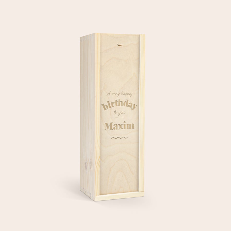 Remy Martin VSOP v personalizované krabici Dřevěná krabice na koňak s nápisem A very happy birthday to you Maxim a vlnovkou, pro milovníka koňaku