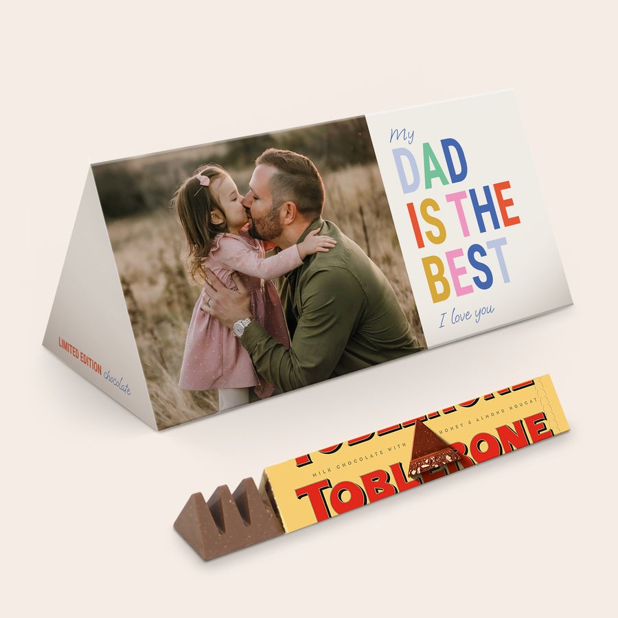 Personalizovaná Toblerone Personalizovaná čokoládová tyčinka XL Toblerone Selection s fotografií otce a dcery a nápisem My Dad is the Best, I love you, vytištěná na obalu.