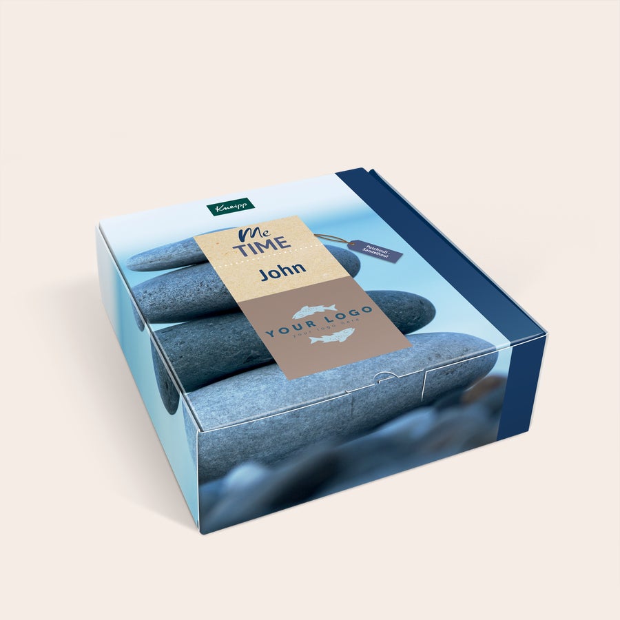 Caixa de presente Kneipp Me-Time personalizada - design Kneipp Caixa de presente Kneipp com nome John e logo, experiência de spa em casa personalizada.