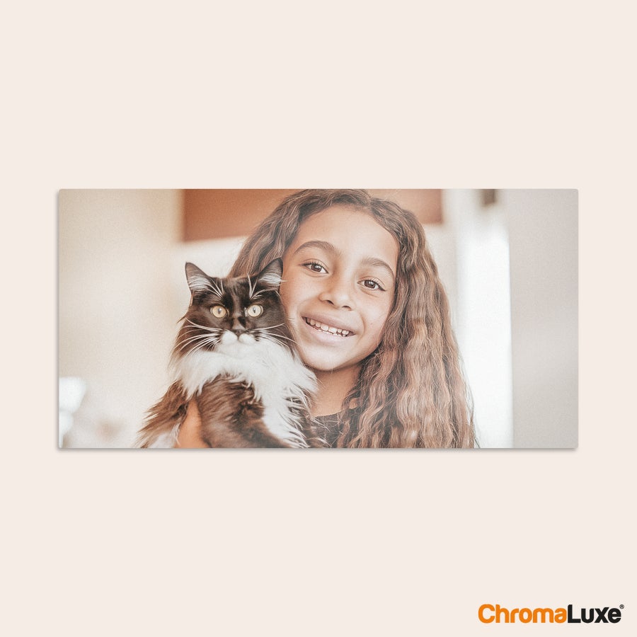 Aluminium fotopanel Chromaluxe aluminium fotoprint med et personligt foto af en pige, der krammer en sort-hvid kat