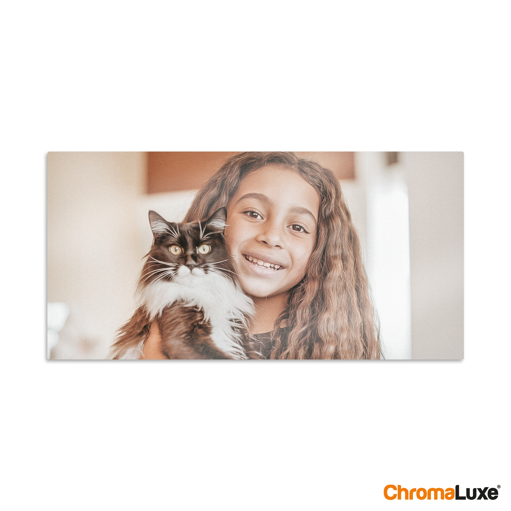 Fototafel mit einem Mädchen, das eine schwarz-weiße Katze hält, gedruckt mit eigenem Foto