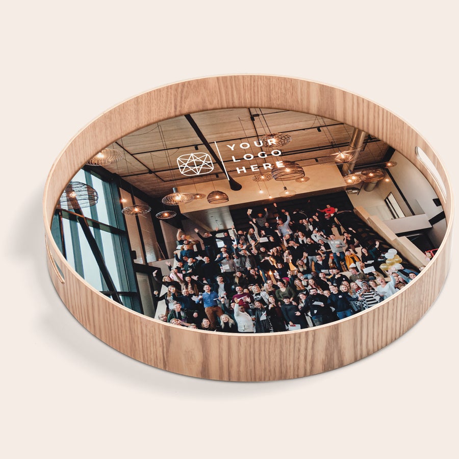 Rond dienblad bedrukken Rond dienblad met houten rand, gepersonaliseerd met een foto van een menigte en “YOUR LOGO HERE” erboven.