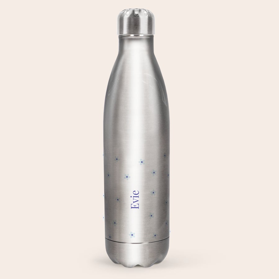Sticla de apa personalizata Sticlă de apă izolată din aluminiu, personalizată cu numele Evie și imprimeu floral albastru, companionul lor personalizat de aventură.
