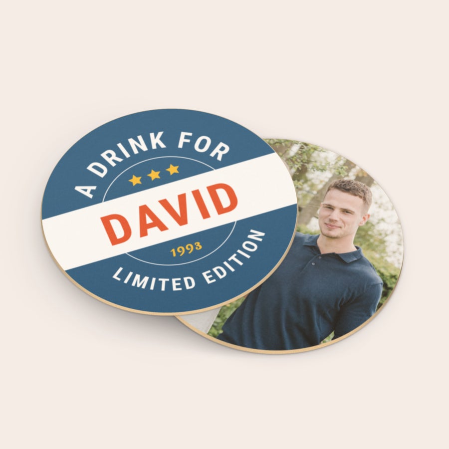 Personliga ölunderlägg Runda personliga ölunderlägg med tryckt namn David och födelseår 1993, samt ett foto av en man. Överraska dem med ett unikt, personligt ölunderlägg.
