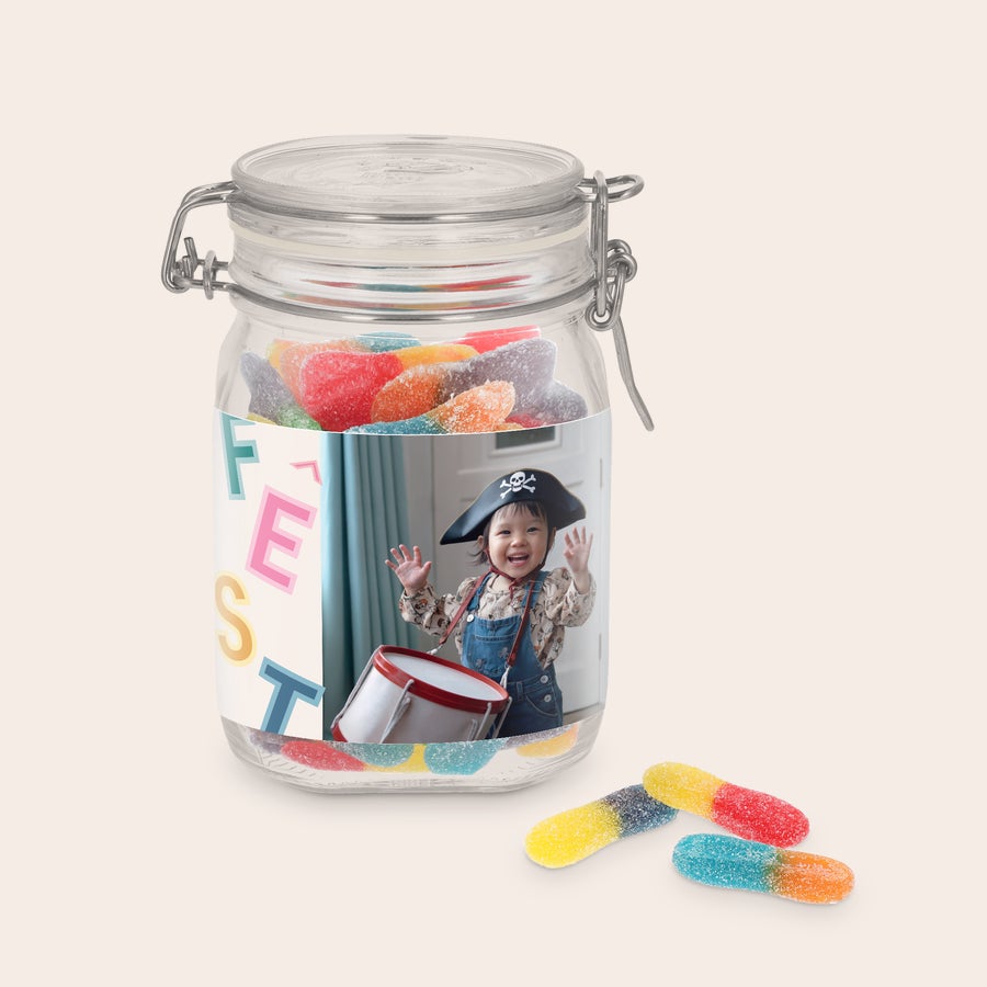 Personalisierte Bonbonglas Personalisiertes Bonbonglas mit sauren Stäbchen und Foto eines Kindes mit Piratenhut, bedruckt mit "FEST"