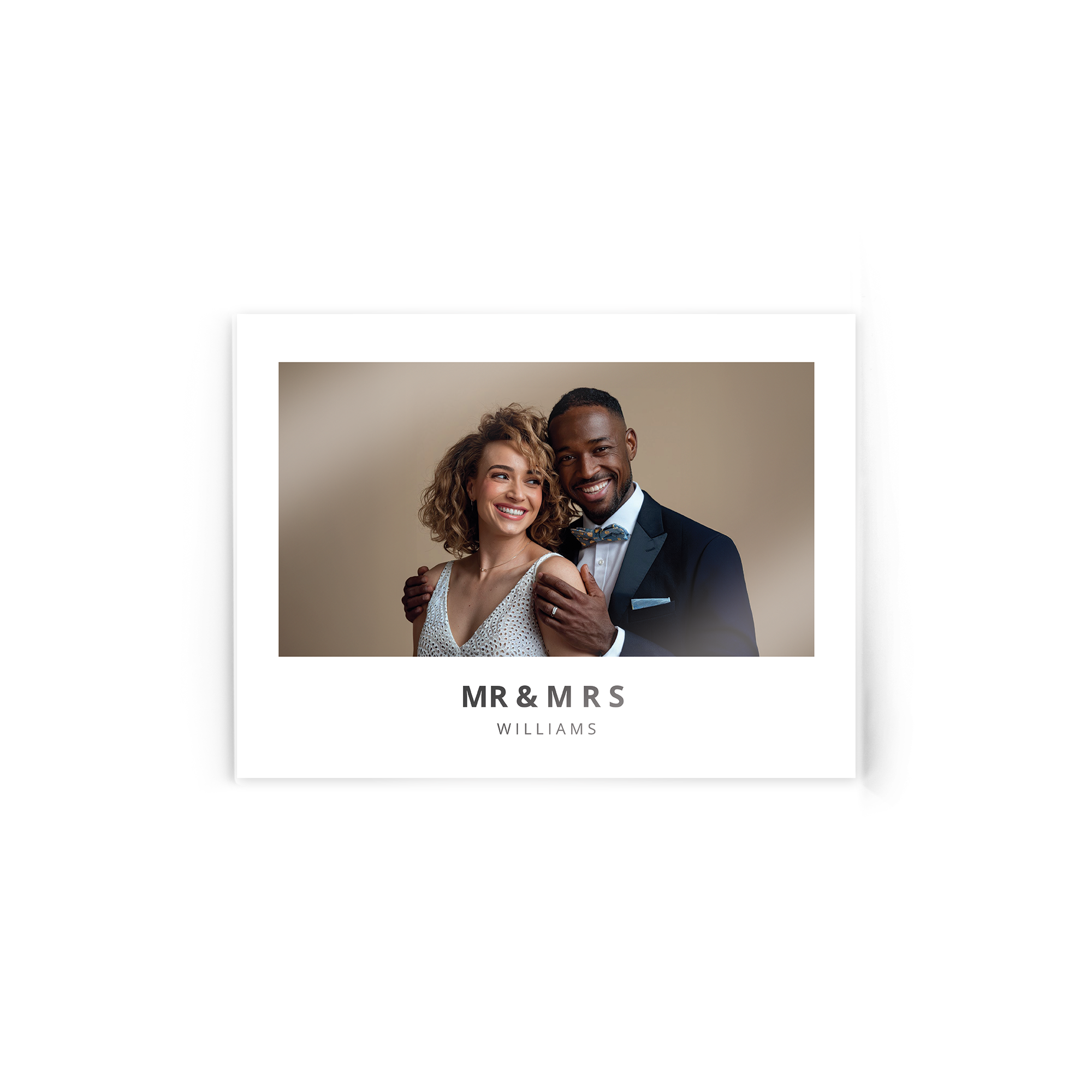 Foto en acrílico impresa con un retrato de pareja sonriente y los nombres MR & MRS WILLIAMS.