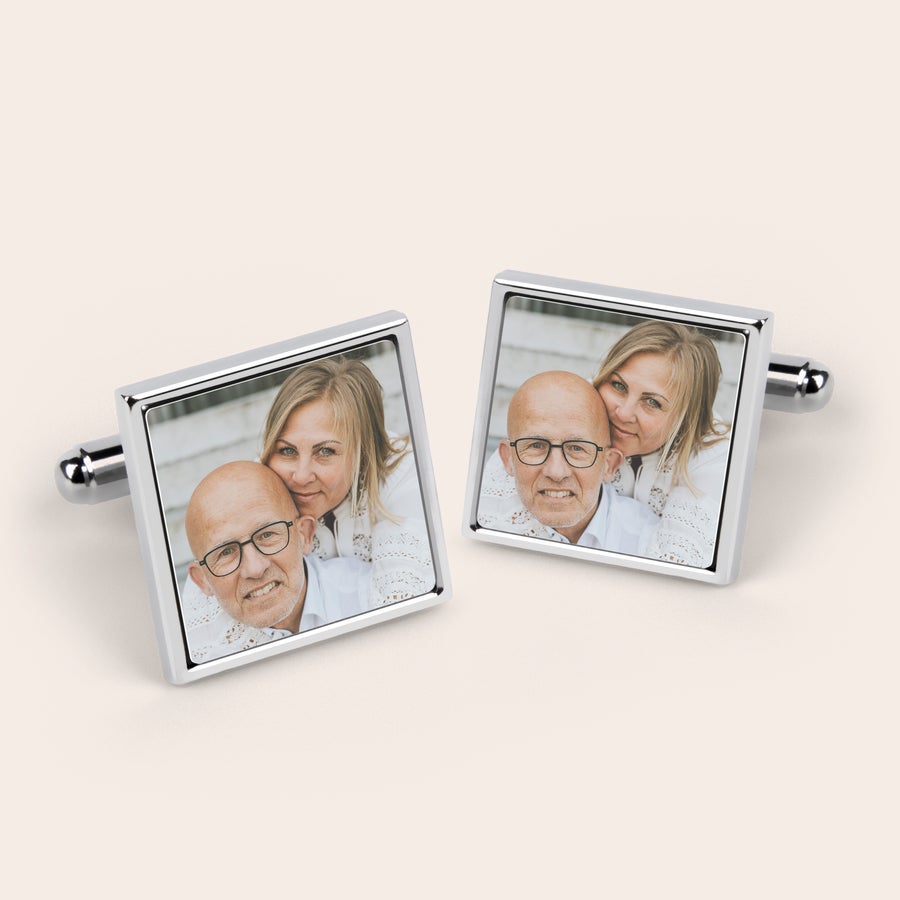 Butoni O pereche de butoni argintii personalizati cu o fotografie imprimata a unui cuplu, ideali pentru a surprinde-i pe cei dragi.