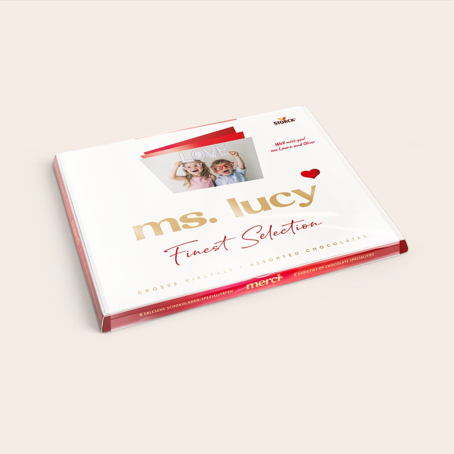 Cutie de ciocolată Merci personalizată și felicitare de felicitare Ciocolata Merci cu card personalizat - 250 grame cu numele Ms Lucy și o fotografie imprimată cu doi copii