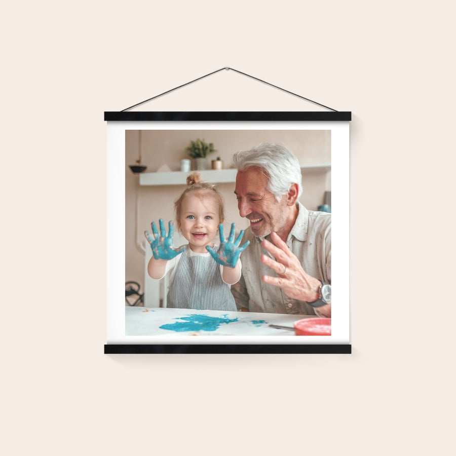 Poster  Personalizzato con Cornice da Appendere Poster da appendere con foto personalizzata di una bambina e un uomo con le mani sporche di pittura blu