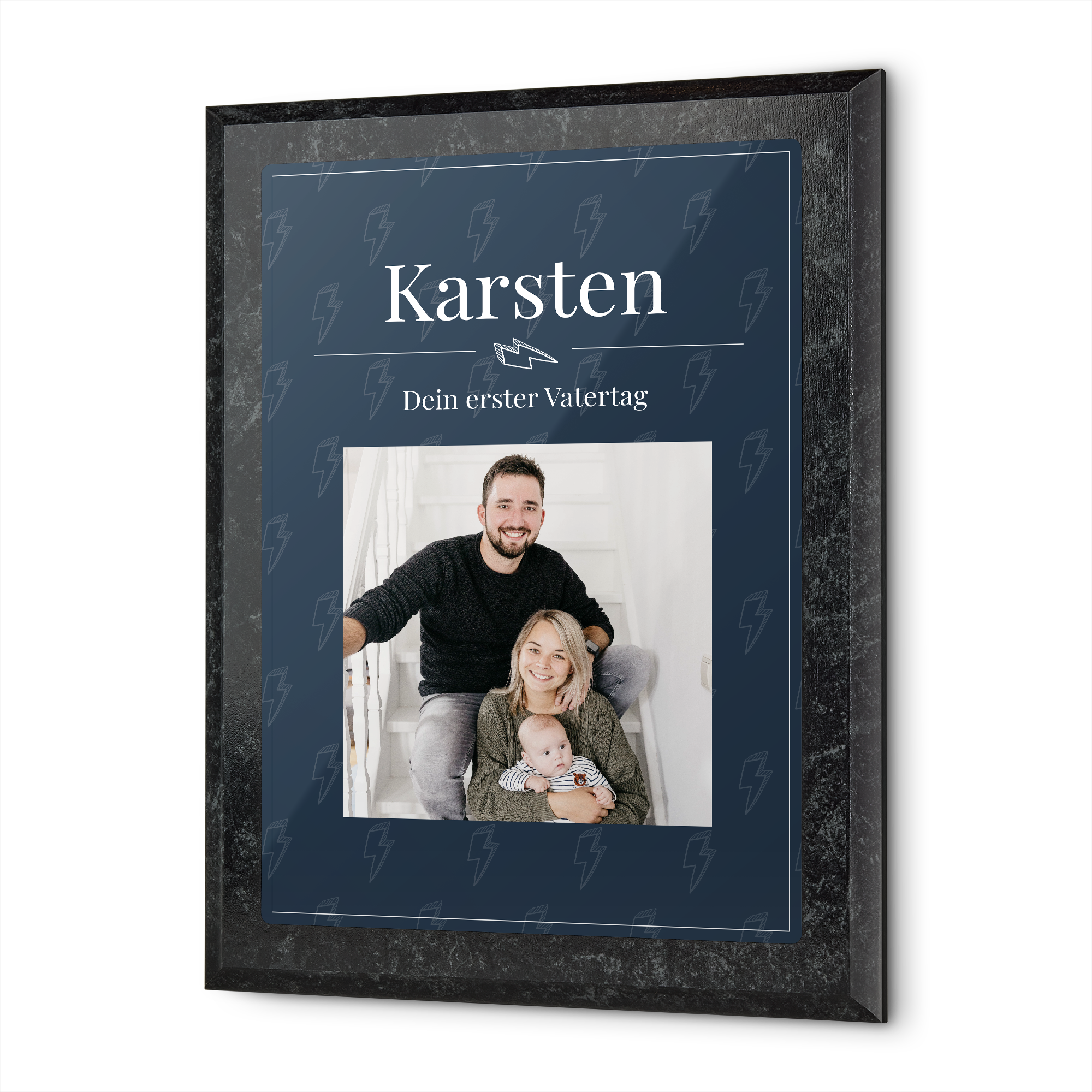 Das einzigartige Vatertagsgeschenk: eine bedruckte Urkunde für Papa, personalisiert mit Foto und dem Namen Karsten sowie dem Text "Dein erster Vatertag".