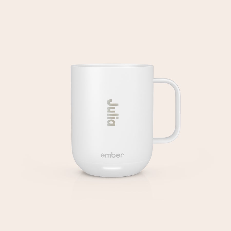 Ember Smart Control Mug Biely hrnček Ember Control s vygravírovaným menom Julia pre každý dúšok prispôsobeného nápoja.