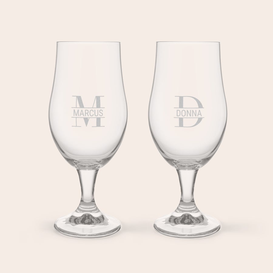 Pachet de băuturi cu bere cu pahare gravate Două pahare personalizate pentru bere, gravate cu inițialele M (Marcus) și D (Donna), cadou pentru un iubitor de bere.